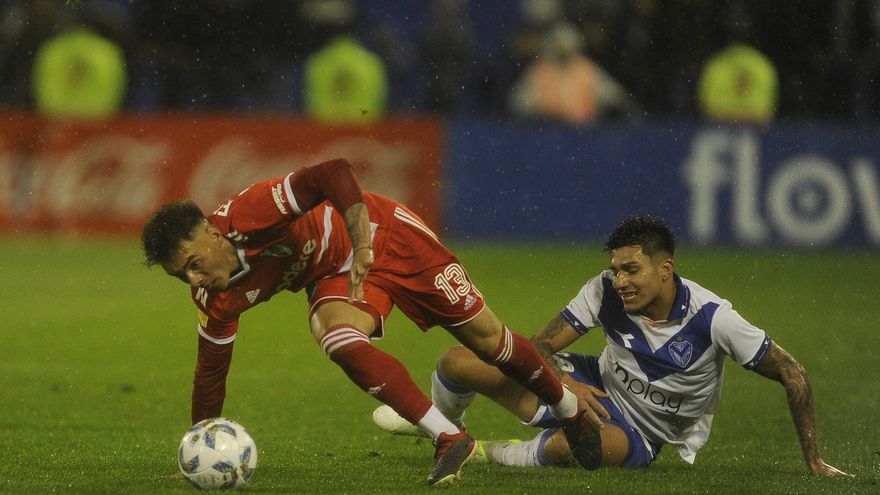 Vélez vence con autoridad a River Plate bajo la lluvia en Liniers