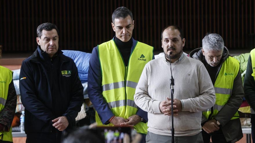 El alcalde de Adamuz, Rafael Ángel Moreno atiende a los medios en Adamuz tras el accidente ferroviario