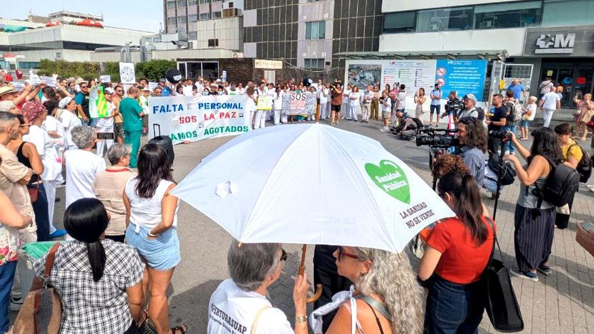 Decenas de personas se manifiestan frente al Hospital de La Paz