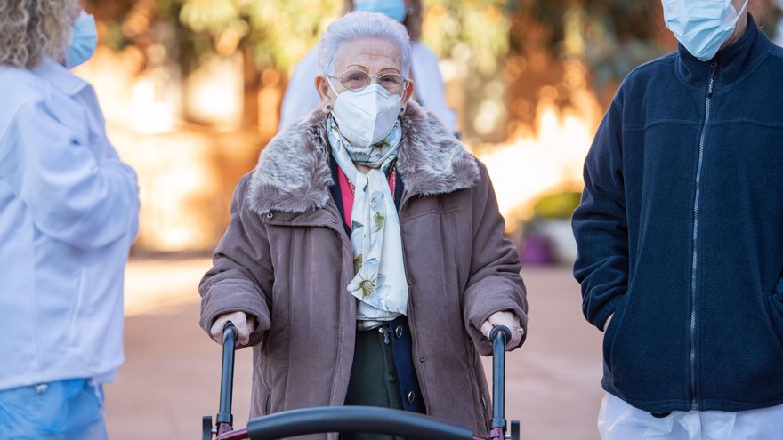 Araceli y Mónica, la residente más longeva de la Residencia de mayores Los Olmos y la sanitaria más joven, tras recibir la segunda dosis de la vacuna Pfizer-BioNTech, en Guadalajara, Castilla-La Mancha (España), a 18 de enero de 2021.  Araceli Rosario Hidalgo, interna de la residencia de mayores Los Olmos de Guadalajara desde el año 2013 y nacida en 1924, y Mónica Tapias, nacida en 1972, técnico de cuidados auxiliar de enfermería (TCAE) que trabaja en dicho centro desde hace diez años, fueron las dos primeras personas en recibir la vacuna frente a la COVID-19 en España y hoy se les ha administrado la segunda dosis.