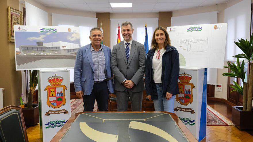 El consejero de Deporte, Luis Martínez Abad, y el alcalde de Argoños, Juan José Barruetabeña, visitan los terrenos donde se ubicará el polideportivo.