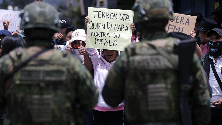 Un fallecido, 12 militares heridos, "represión" y "emboscadas" en protestas de Ecuador