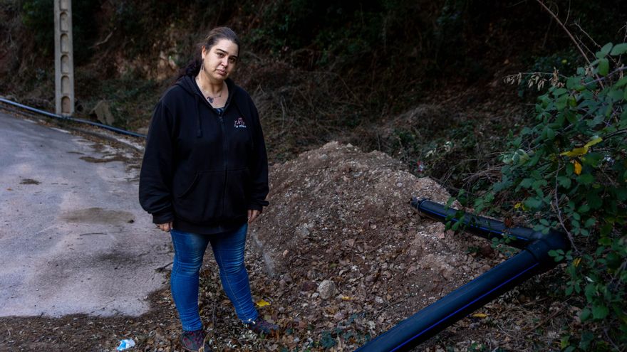 Sin agua por la noche en el pueblo que pierde la mitad en fugas: "Mientras sobraba, todo valía"