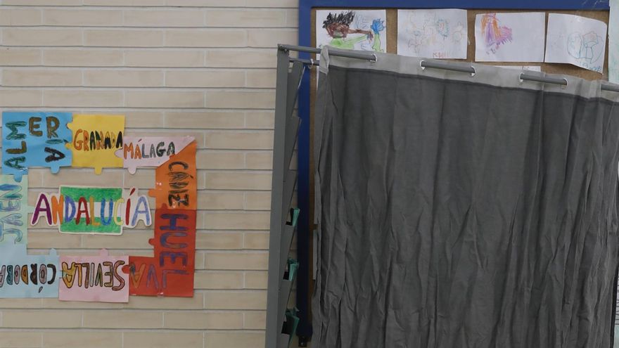 Un hombre guarda su papeleta para ejercer su derecho al voto en el CEIP Malala de Mairena del Aljarafe en Sevilla