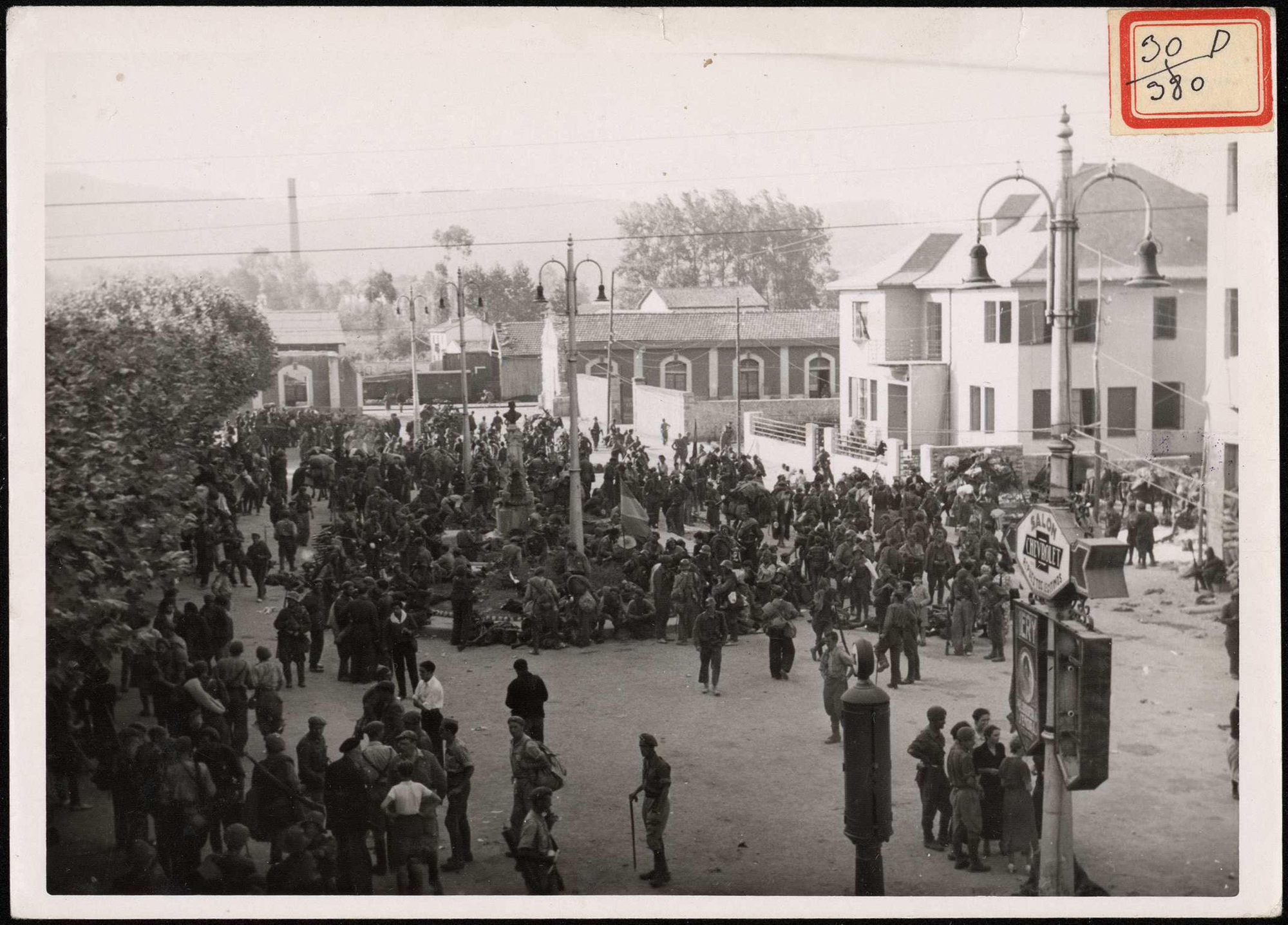 "Aspecto general de la Plaza Mayor con tropas nacionales". 24 de agosto de 1937.