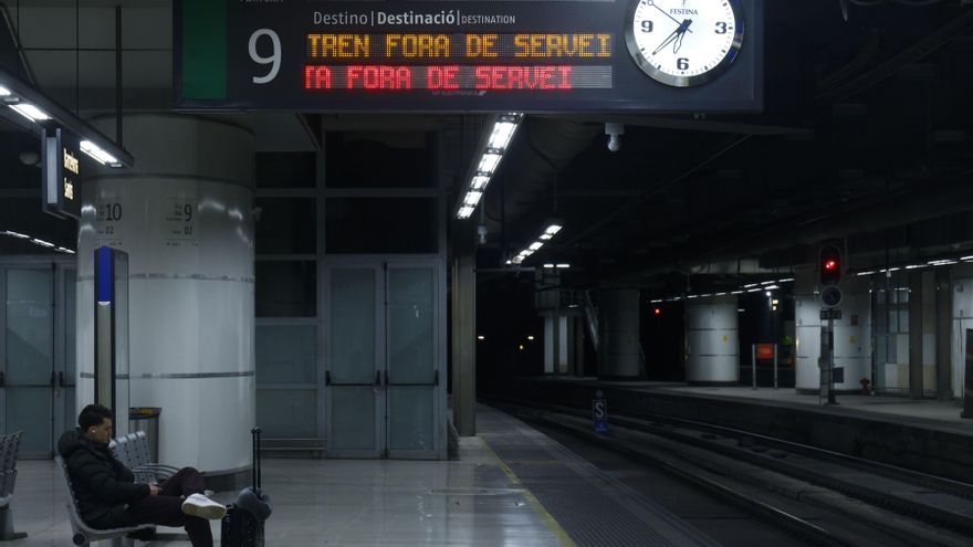 Aspecto de la estación de Sants de Barcelona, este lunes en que el servicio de Rodalies y Media Distancia de Cataluña vuelve a sufrir una jornada caótica a raíz de las incidencias que afectan esta mañana al centro de control centralizado de Adif, y que repercuten en continuas suspensiones de la circulación de trenes. EFE/ Quique García