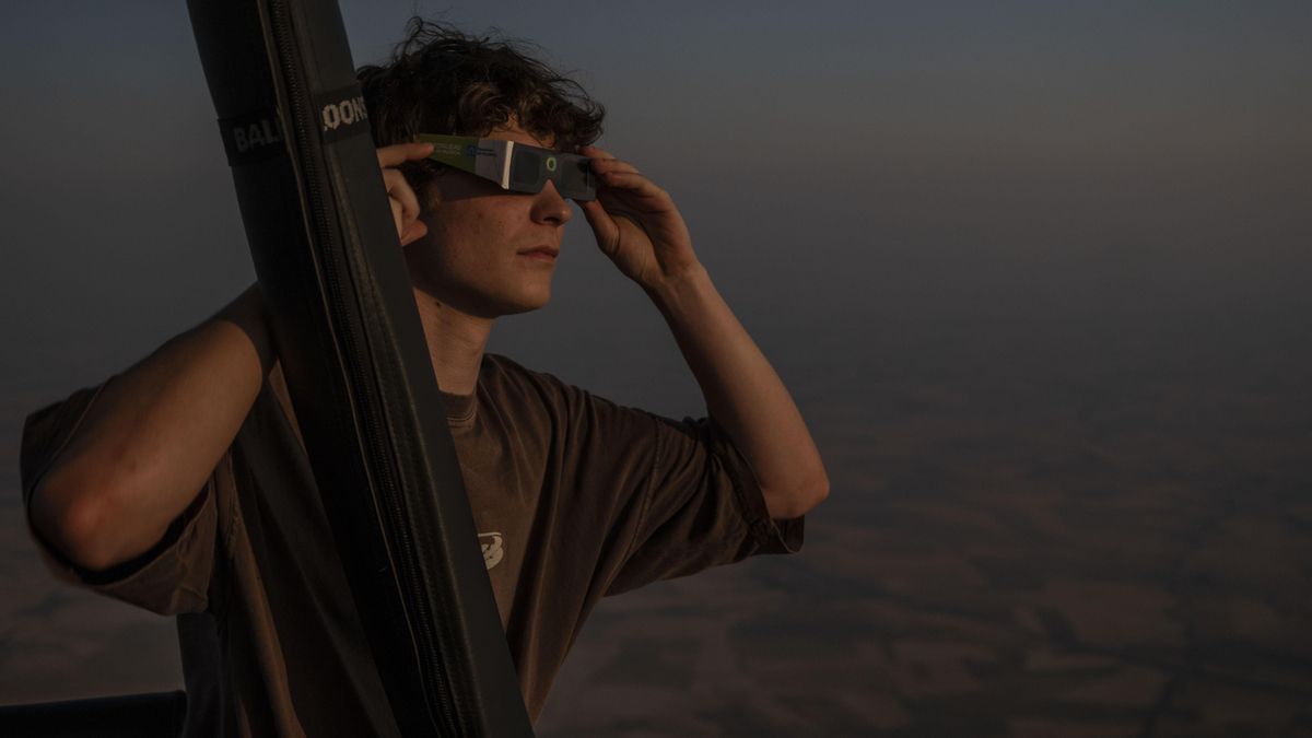 Un hombre observa el eclipse desde un globo en Palencia