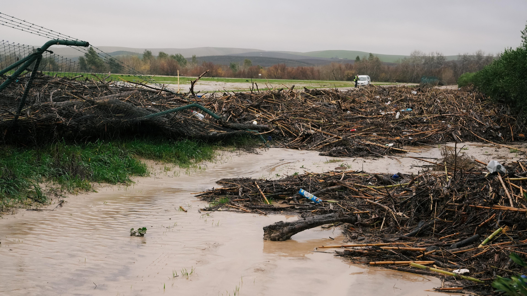 El lodo y el barro, dentro de las parcelas de las calles Perdiz y La Tórtola