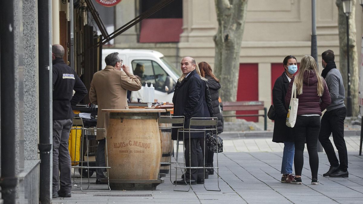 Varias personas en la terraza de un bar de Pamplona