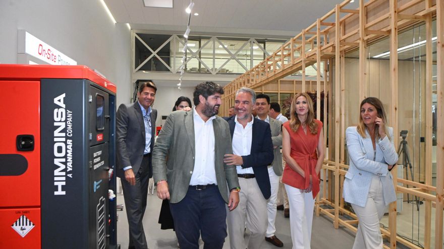 El presidente del PP de la Regió de Murcia,  Fernando López Miras, junto con el el vicesecretario de Política Autonómica, Municipal y Análisis Electoral del PP, Elías Bendodo, en San Javier