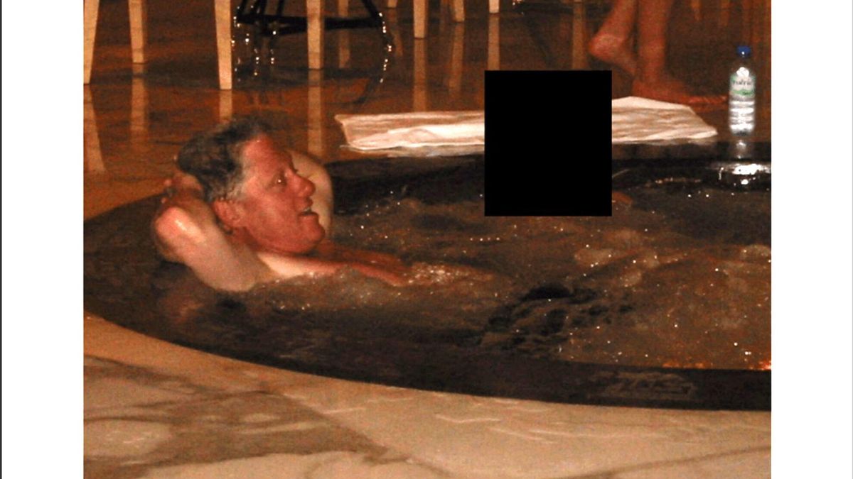 Fotografía sin fecha donde aparece el expresidente de Estados Unidos Bill Clinton en un jacuzzi, acompañado por otra persona cuyo rostro fue tapado. 