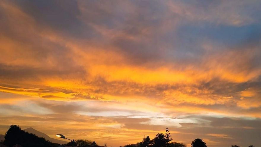 El espectacular atardecer visto desde Tenerife con el Teide de fondo