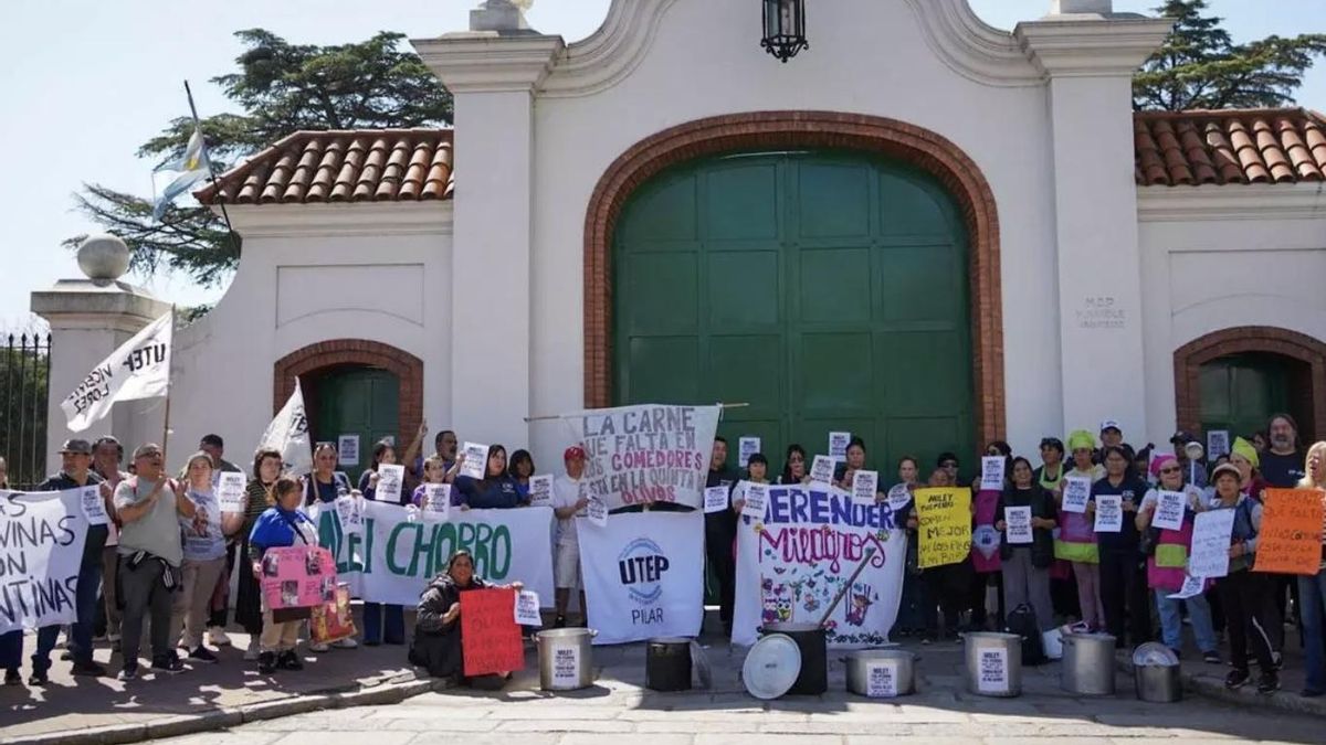 Organizaciones marcharon esta semana frente a la residencia de Milei a días del "Olivosgate". reclamaron por la comida que falta en los comedores y por la restitución del Volver al Trabajo.