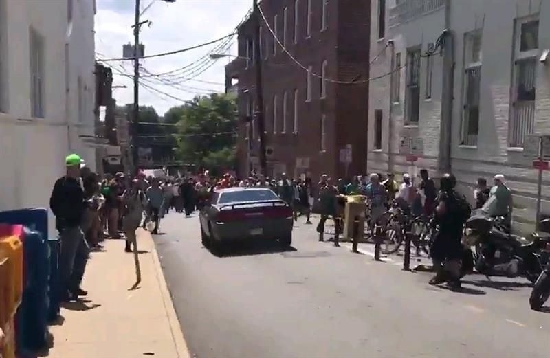 Captura del momento en el que un coche atropella a los manifestantes antifascistas en Virginia