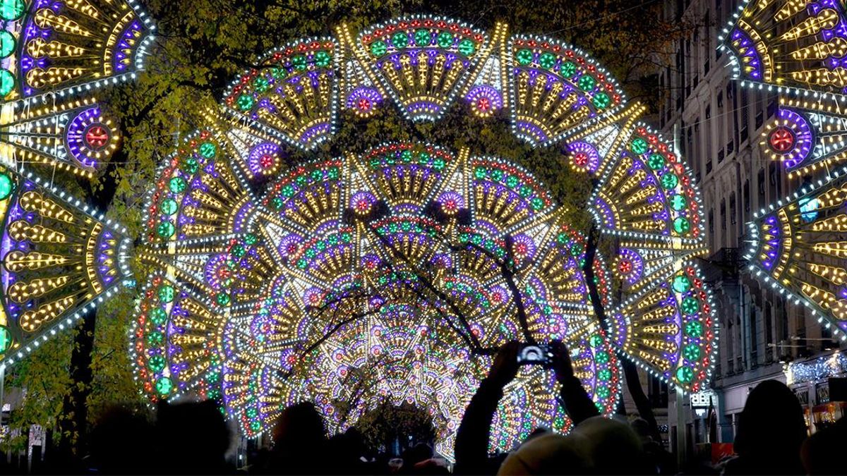 Artistas de la ciudad y de todo el país exhiben sus grandes obras lumínicas durante la fiesta