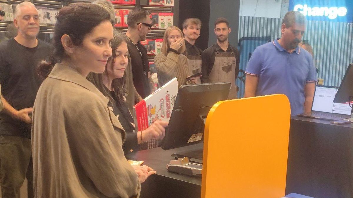 Ayuso compra un ejemplar de 'La Constitución de Forges' en la reinauguración de Fnac Callao.