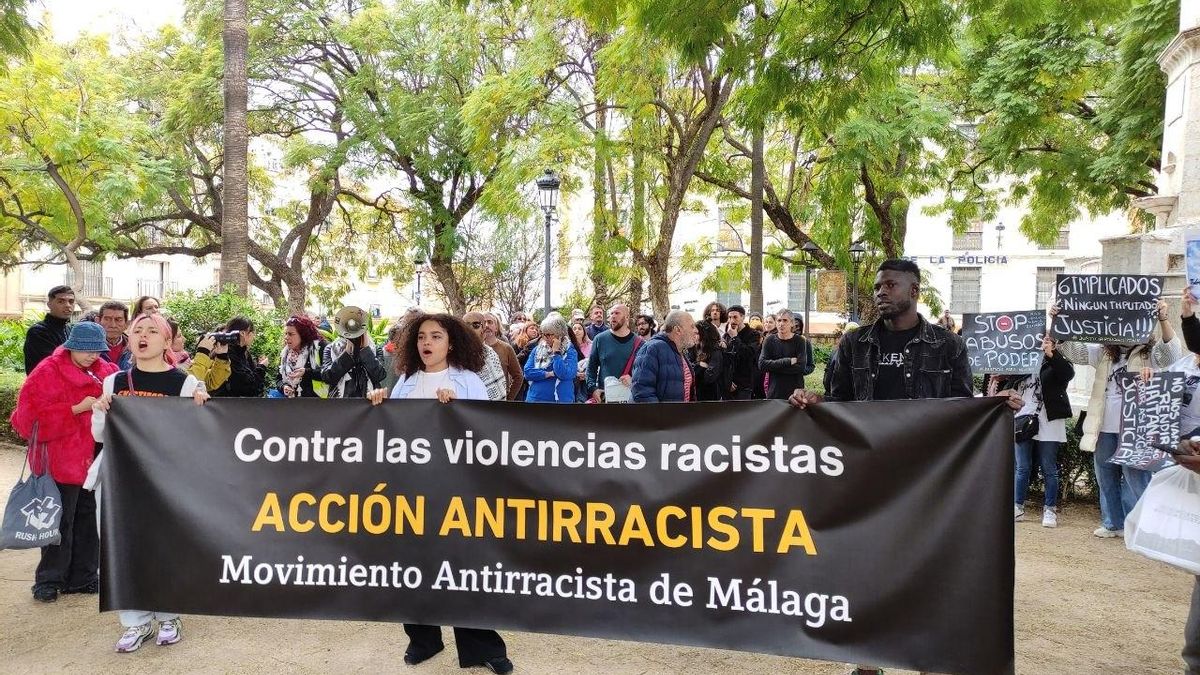 Manifestantes, con la pancarta antes de iniciar la marcha.