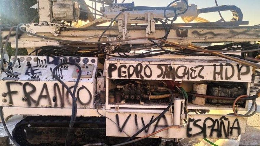 Vandalizan con mensajes franquistas y contra Pedro Sánchez una máquina de las obras de resignificación de Cuelgamuros