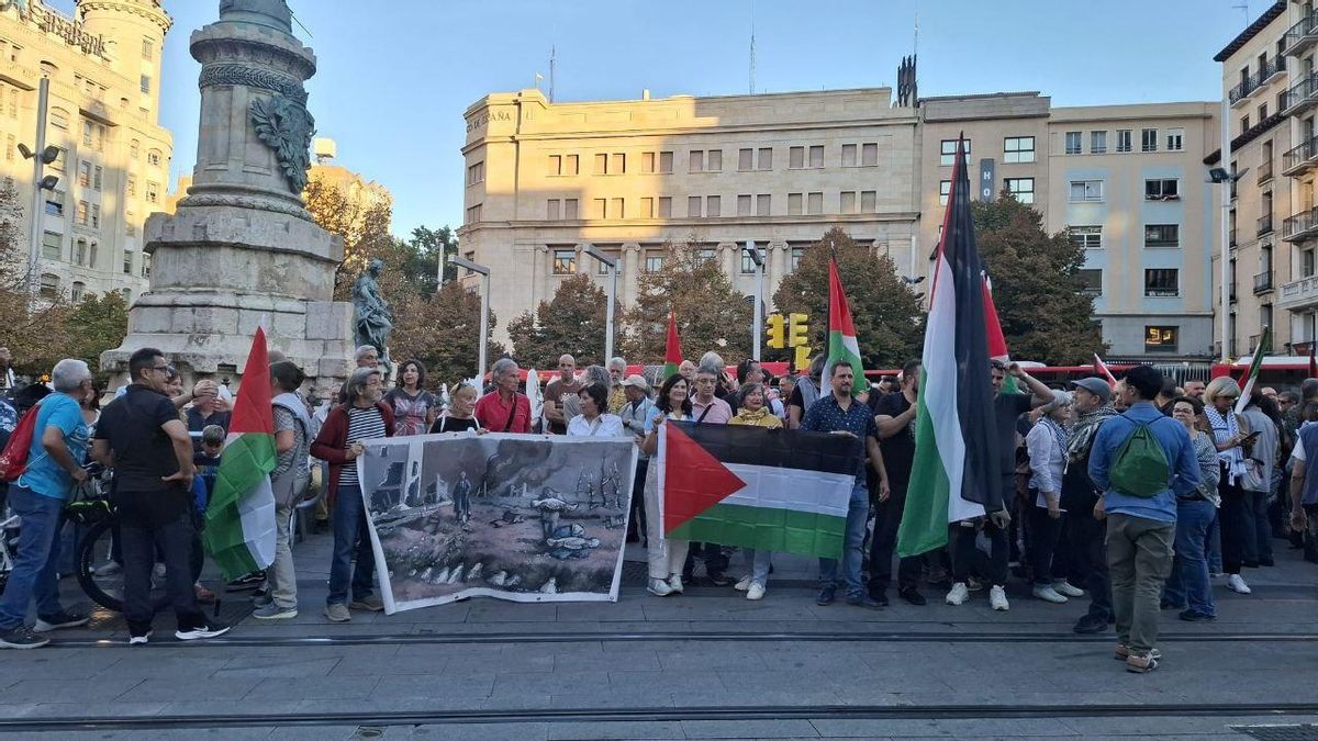Asistentes a la concentración a la flotilla de Gaza en la Plaza España de Zaragoza