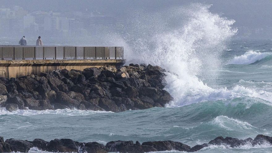 La borrasca Oriana mantiene a casi toda España en alerta por vientos muy fuertes, lluvia y nieve este fin de semana