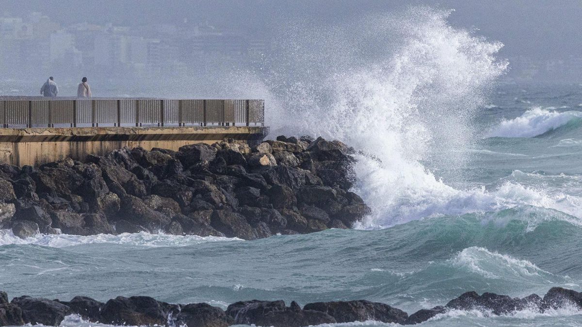 La borrasca Oriana mantiene a casi toda España en alerta por vientos muy fuertes, lluvia y nieve este fin de semana