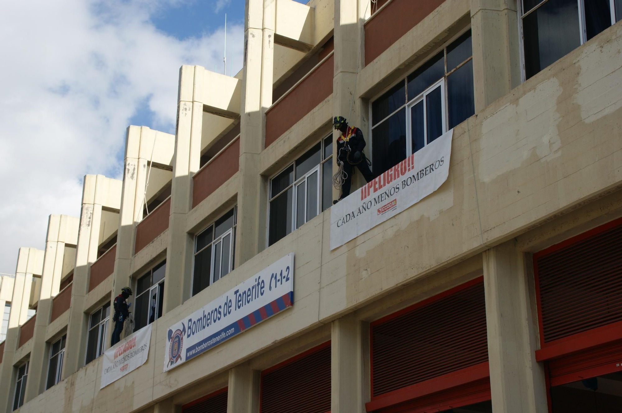 Durante la protesta se han descolgado dos pancartas en la fachada del edificio