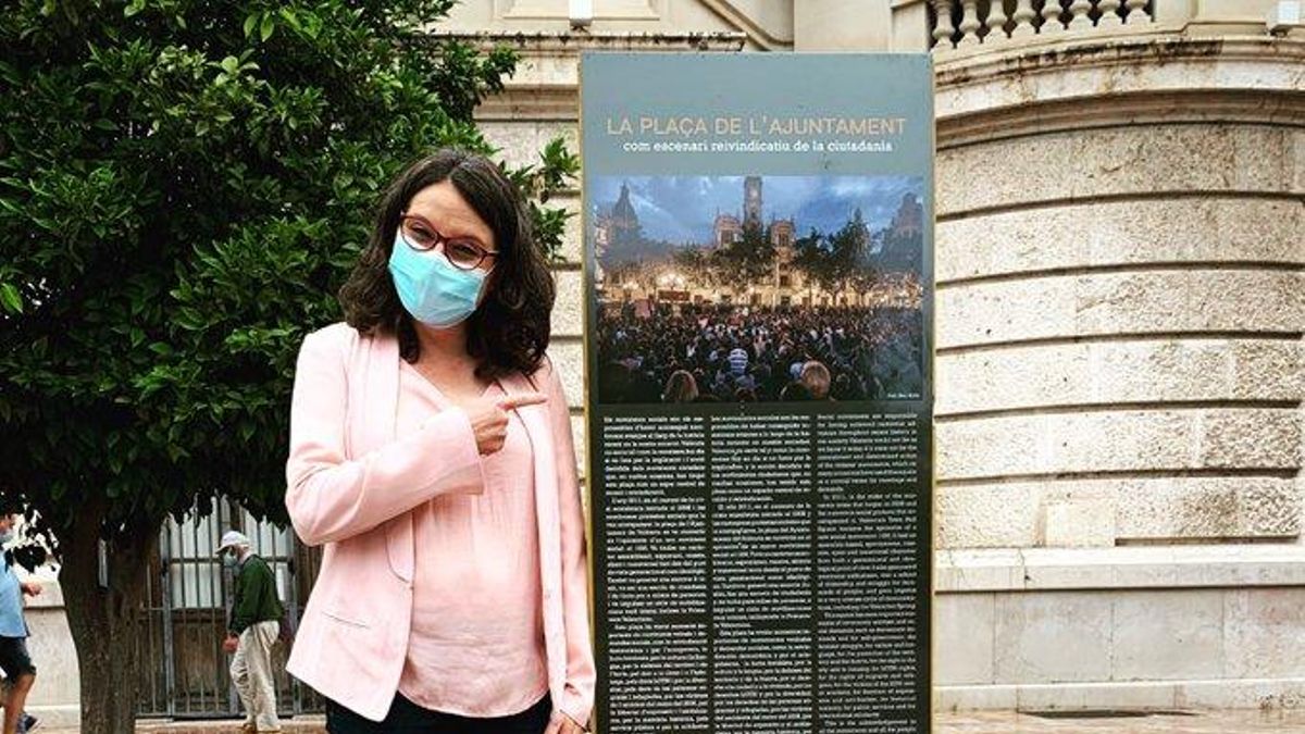 La vicepresidenta del Gobierno valenciano, Mónica Oltra, junto al monolito en homenaje al 15-M y a los movimientos sociales que el último pleno aprobó retirar mediante una moción del PSPV apoyada por Ciudadanos.