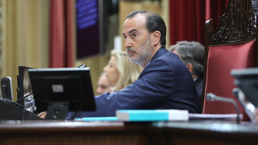 Le Senne vota y logra que el Parlament balear, que él mismo preside, no lo acuse de delito de odio a víctimas de Franco