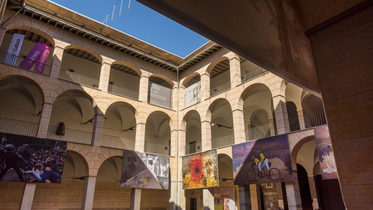 Situado en un edificio del siglo XVIII, este museo recoge lo mejor de la escuela paisajística de esta comarca, carteles modernistas o un lienzo muy polémico