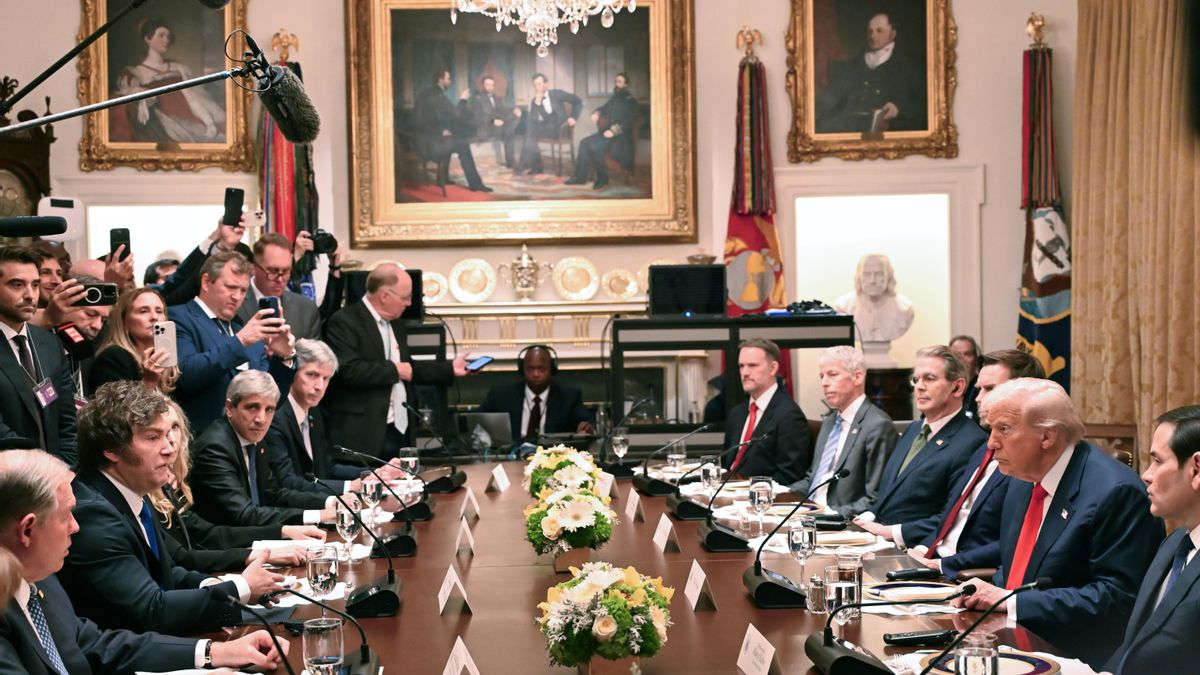 Gestos adustos del presidente Javier Milei y su equipo económico. Enfrente, Donald Trump deja en claro las condiciones para la ayuda económica.