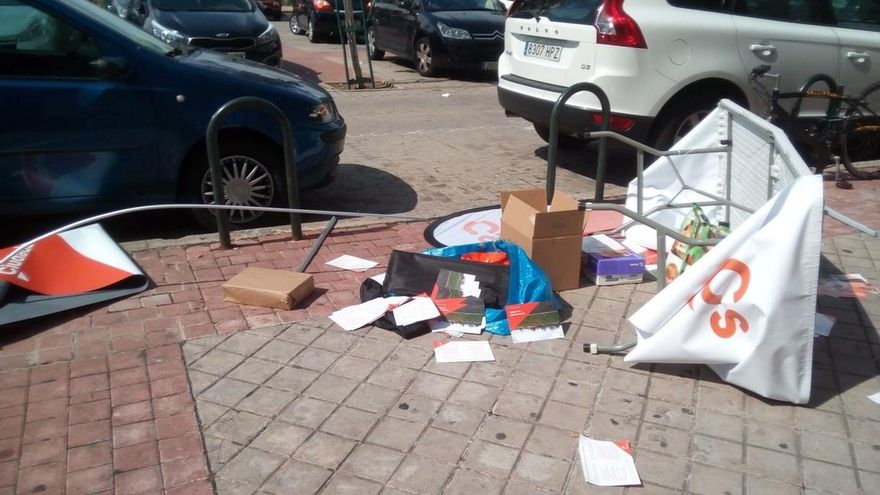 Un grupo de personas destrozan una mesa informativa de Ciudadanos en Madrid