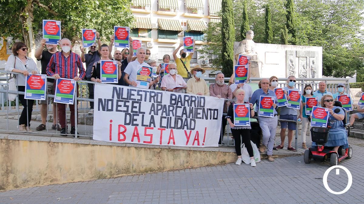 Los vecinos del Distrito Sur protestan por la falta de aparcamiento durante la Feria