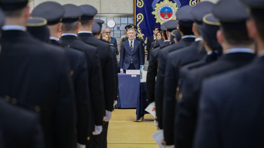Archivo - El ministro del Interior, Fernando Grande-Marlaska, durante la entrega de títulos a la XXXVI promoción de la Escala Ejecutiva de la Policía Nacional, en la Escuela Nacional de Policía, a 27 de febrero de 2025