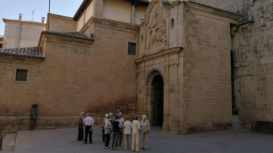 Salida de fieles de la catedral tras la misa