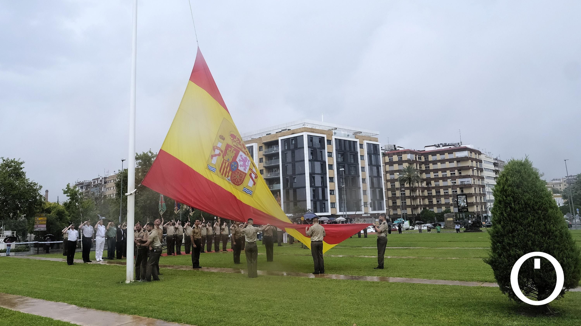 Izado de la bandera de España en la Plaza de España