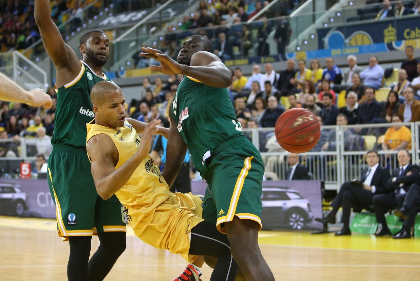Imágenes del encuentro disputado en el Gran Canaria Arena entre el Herbalife y el Limoges. (Alejandro Ramos).