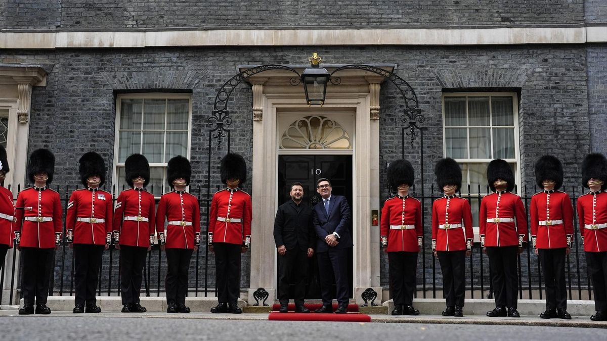 El presidente ucraniano, Volodímir Zelesnki, y el primer ministro británico, Andy Burnham, en Downing Street, Londres, este miércoles.