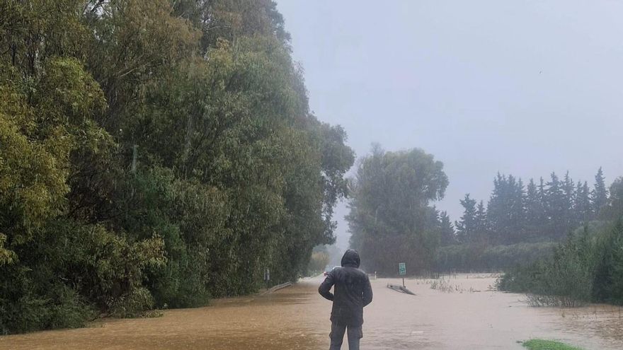 Carretera de acceso a Jimena de la Frontera (Cádiz) inundada de agua tras el paso de la borrasca 'Francis' el pasado 4 de enero. ARCHIVO.