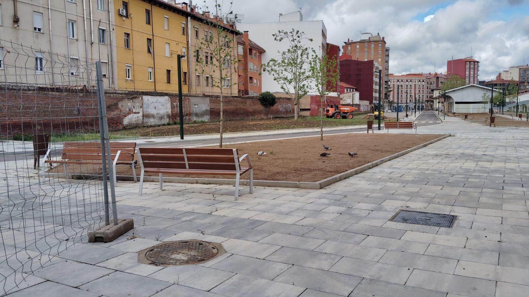 Obras del parque y nueva calle de Feve en León desde Ramón y Cajal