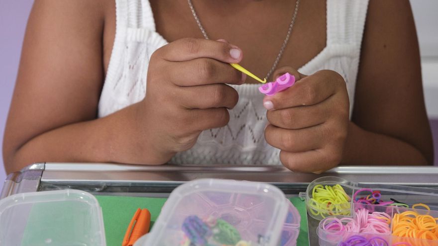Nayeli, una niña con una enfermedad rara, retratada el pasado 31 de agosto durante una entrevista con su madre, Tania, en la tienda familiar situada en el municipio de La Victoria