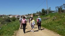 Un grupo de estudiantes de instituto se desplaza a pie en la provincia de Córdoba para ir a clase (eldiario.es)