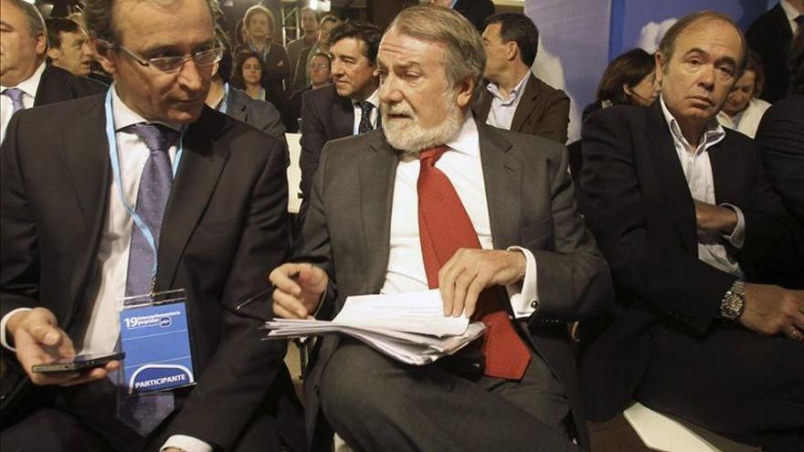 Alfonso Alonso y Jaime Mayor Oreja en una imagen de archivo.