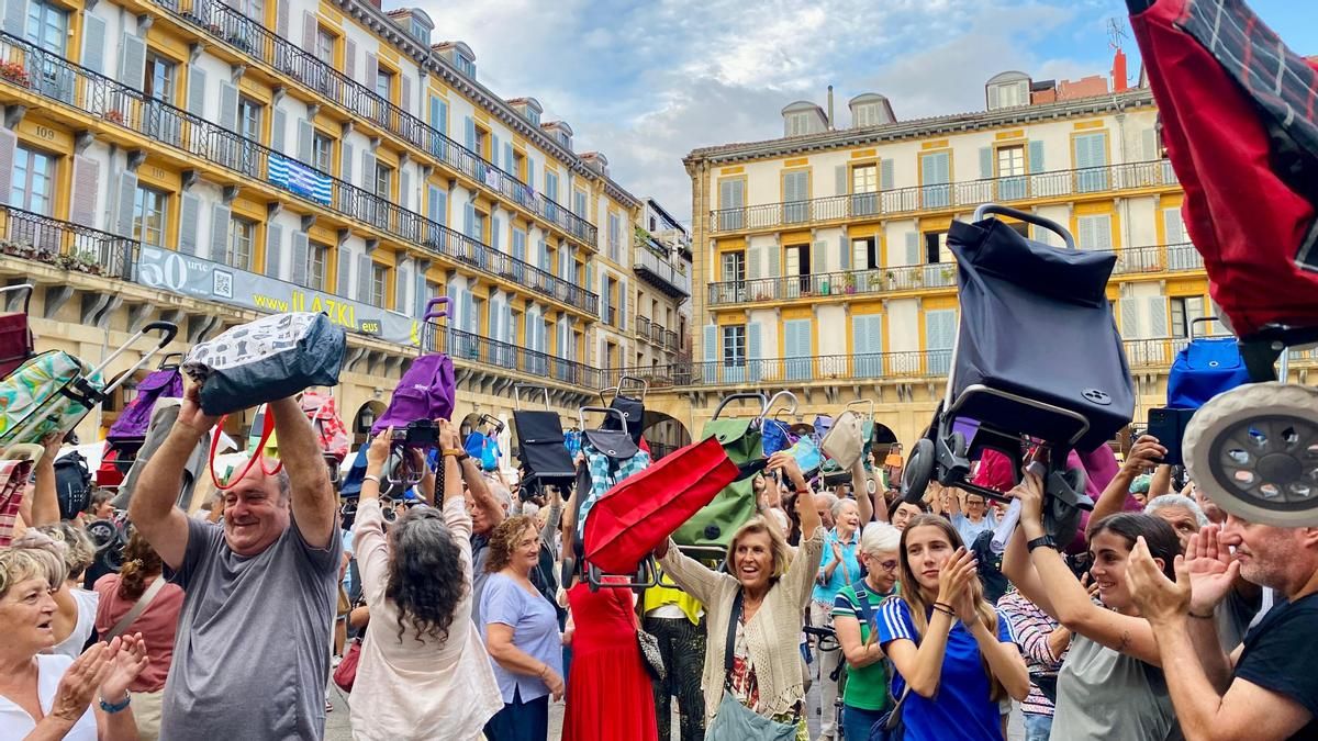 Donostia cumple un mes sin cenas solidarias mientras KAS sigue denunciando acoso policial
