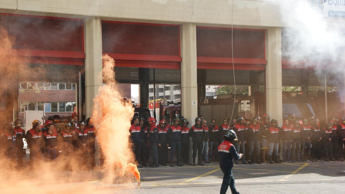 Protesta de los bomberos de Tenerife en el parque de bomberos de Santa Cruz