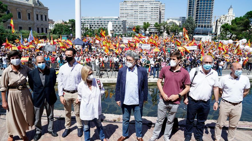 La exdirigente del PP vasco, María San Gil (1i) y la exdiputada y una de la simpulsoras de Unión 78 (4i), participan en una concentración contra los indultos a los presos del ‘procés’, en la Plaza de Colón, a 12 de junio de 2021, en Madrid (España).