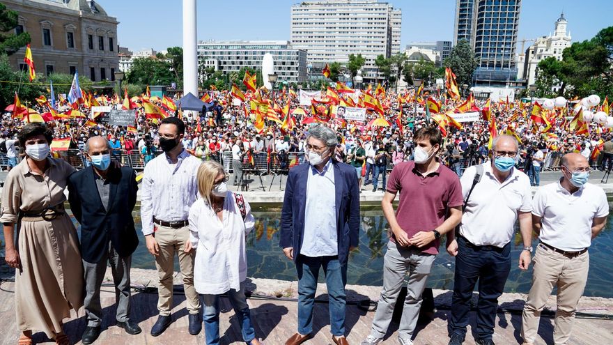 La exdirigente del PP vasco, María San Gil (1i) y la exdiputada y una de la simpulsoras de Unión 78 (4i), participan en una concentración contra los indultos a los presos del ‘procés’, en la Plaza de Colón, a 12 de junio de 2021, en Madrid (España).