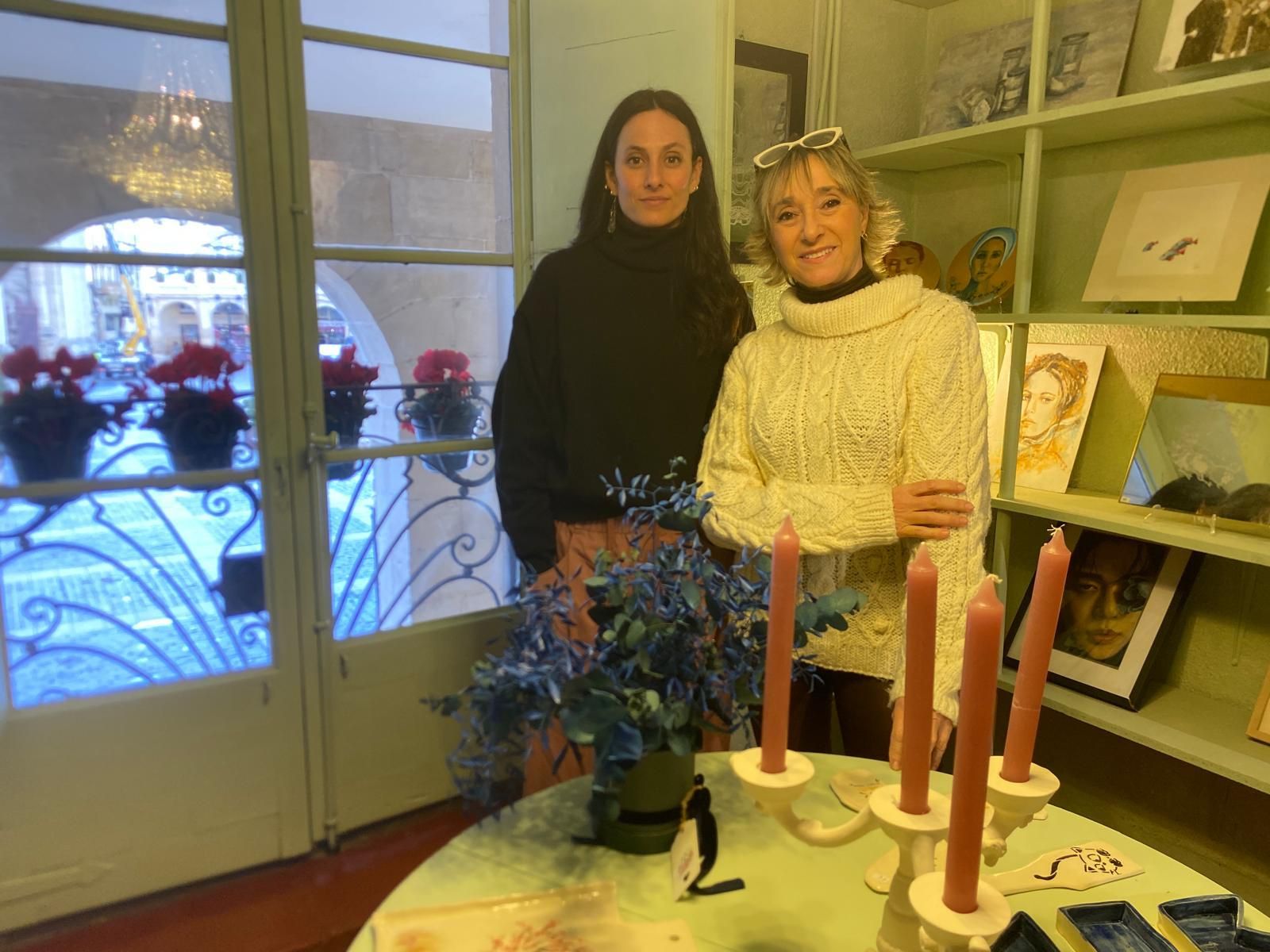 Arancha Lanchares y Valeria Martínez, madre e hija, están al frente de la tienda con su hija y hermana Raquel