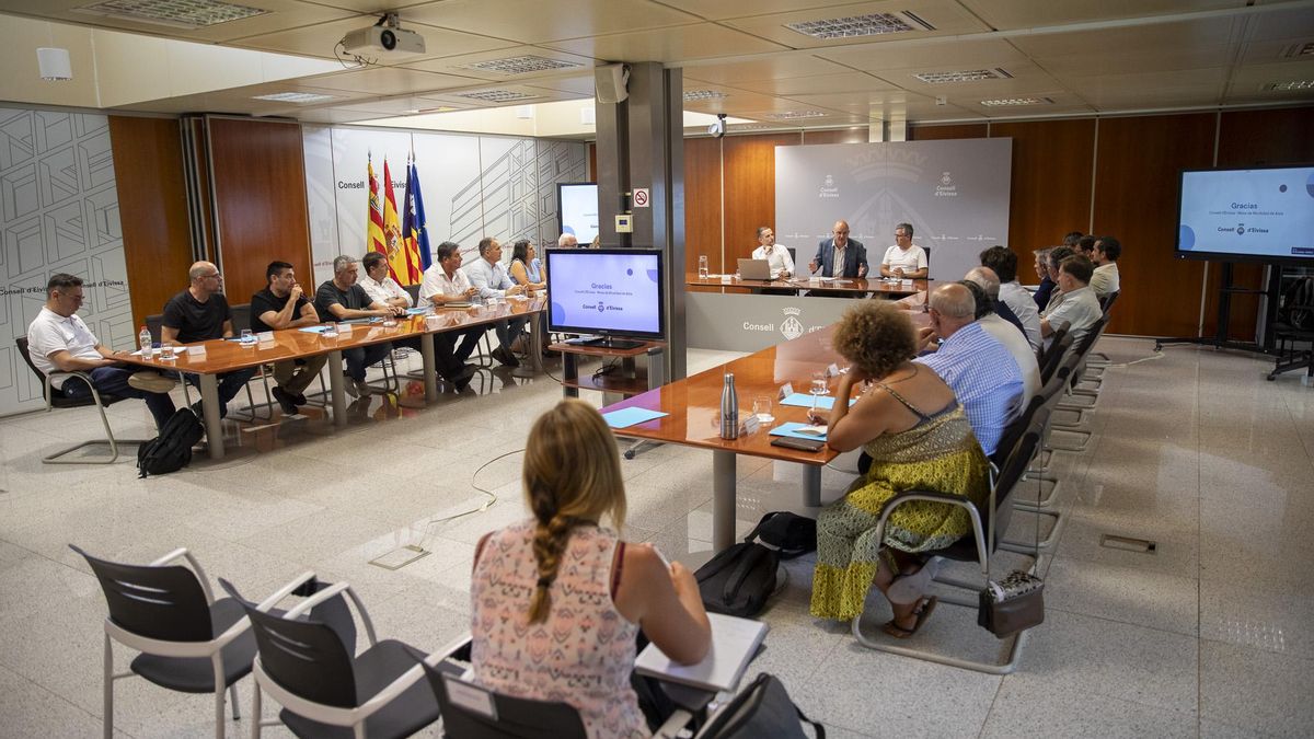 Joan Serra, Delegado de Baleària en Baleares, Miguel Pardo, director de Relaciones Institucionales del Grupo Grimaldi en España y Leonardo Asensio, Responsable de ventas de GNV, han asistido a la reunión.