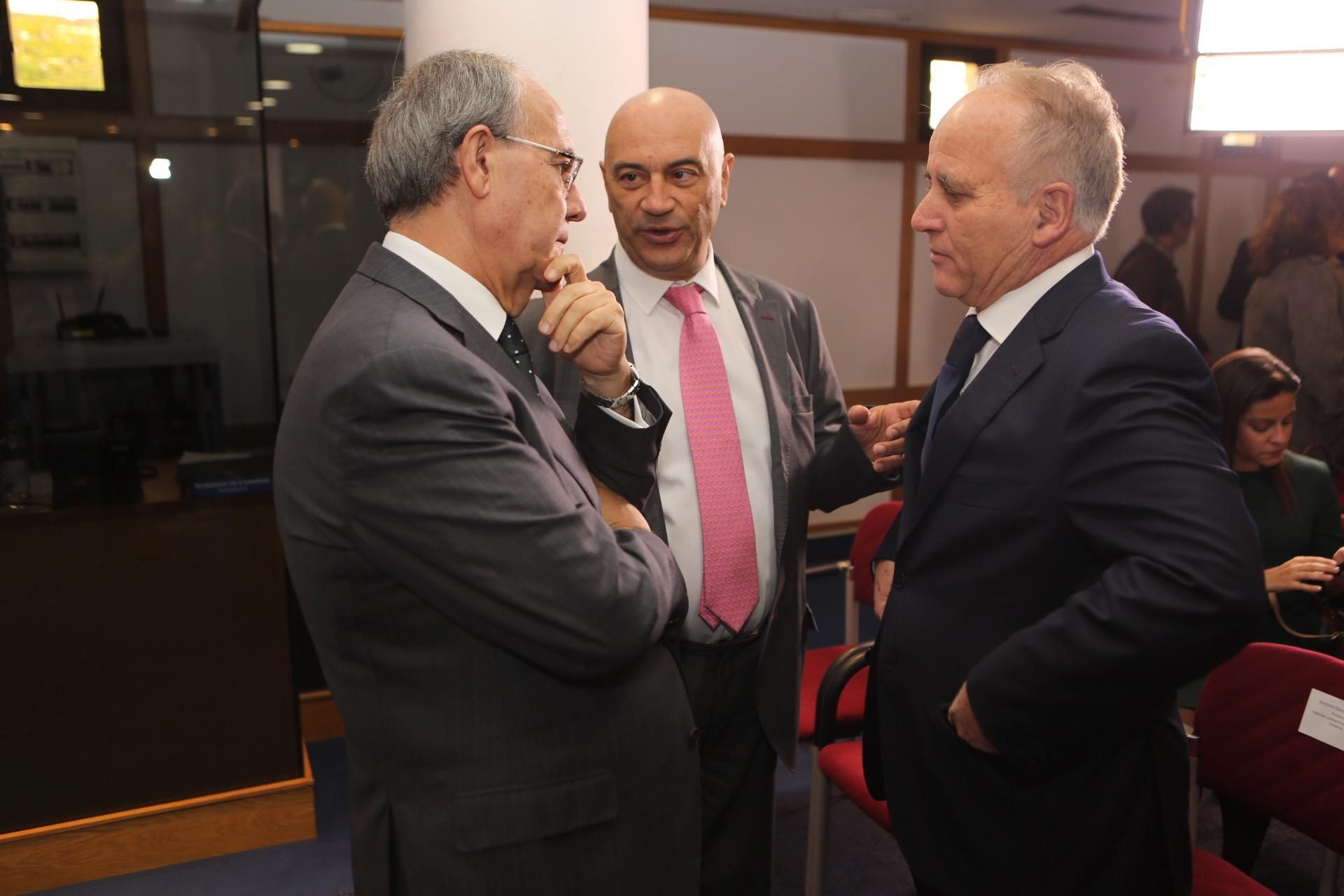 El fiscal jefe de Canarias Vicente Garrido y el presidente del TSJC Antonio Doreste en la toma de posesión de los consejeros.