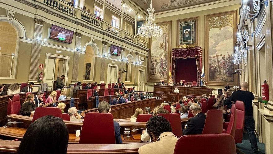 Más viceconsejerías y cargos políticos: el Parlamento canario aprueba la nueva ley de cabildos
